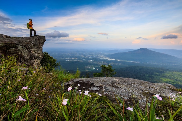 El hombre que camina que viaja en la alta montaña en la provincia de Loei, Tailandia.