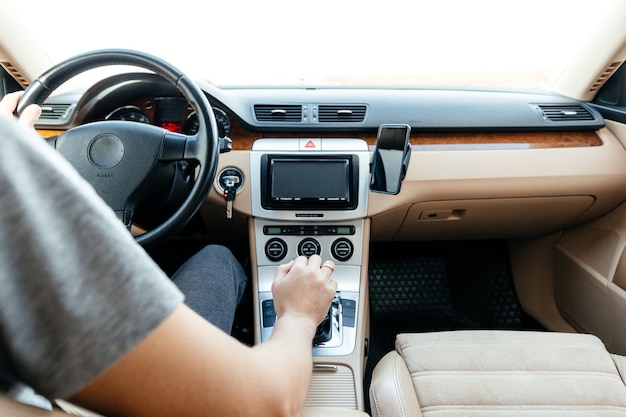 El hombre que conducía el coche moderno.