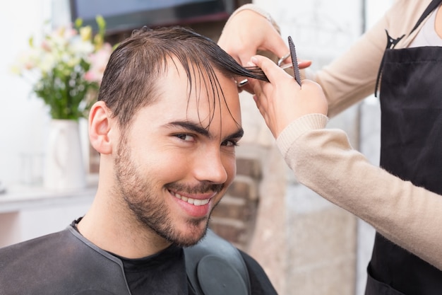 Hombre que se cortó el pelo