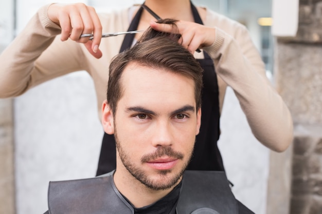 Hombre que se cortó el pelo