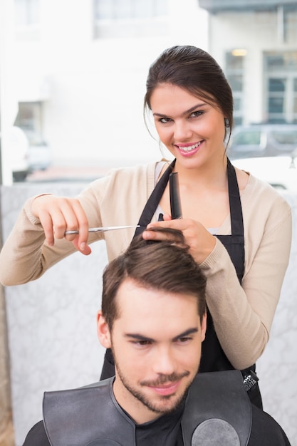 Hombre que se cortó el pelo