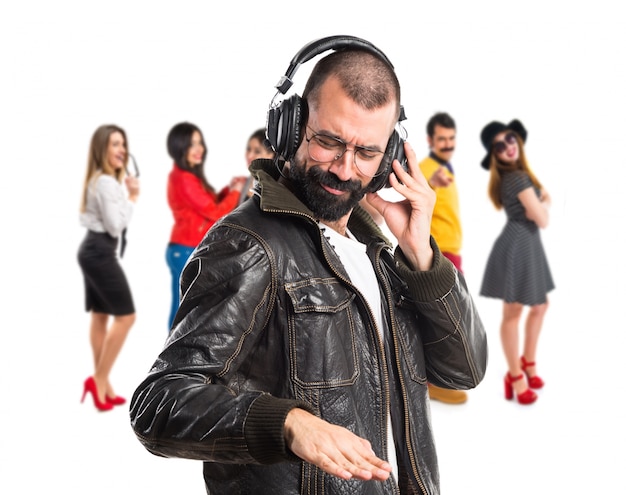 Hombre que desgasta una chaqueta de cuero que escucha la música