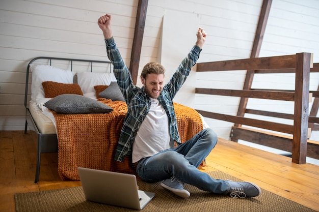 Un hombre que se despierta después de descansar