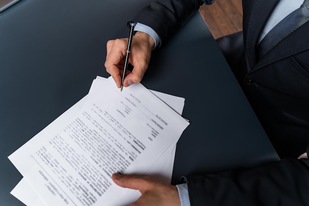 Foto un hombre que firma contrato en la oficina el concepto de entrar en sociedad