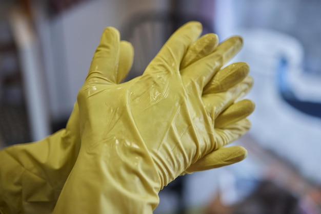 Hombre que lava la ventana en guantes protectores limpieza de primer plano del concepto de apartamentos