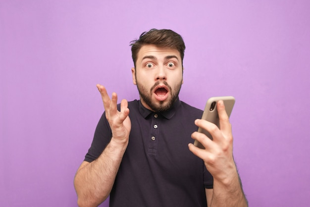 Hombre que llevaba una barba con una camiseta oscura