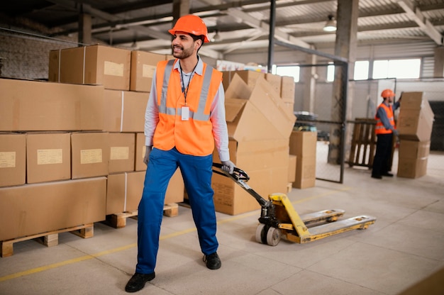 Hombre que llevaba un gorro de seguridad en el trabajo en interiores