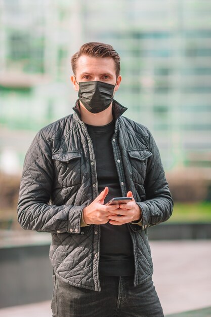 Hombre que llevaba una máscara en la calle en una ciudad vacía. Protección contra el coronavirus