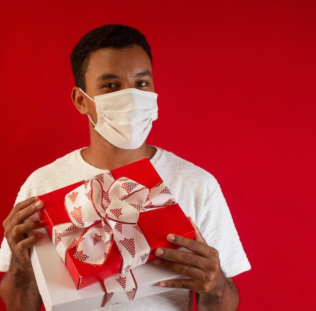 hombre que llevaba una máscara con regalo en sus manos