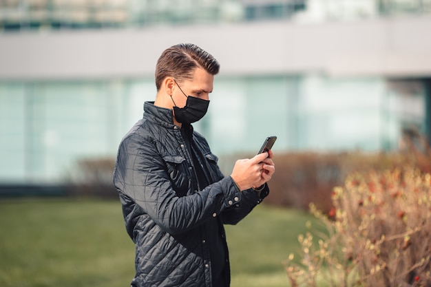 Hombre que llevaba una máscara sobre un fondo de un edificio moderno