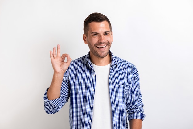 Hombre que muestra gesto aceptable en estudio