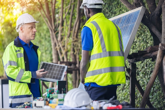 Foto hombre que muestra la tecnología de paneles solares al equipo de ingenieros