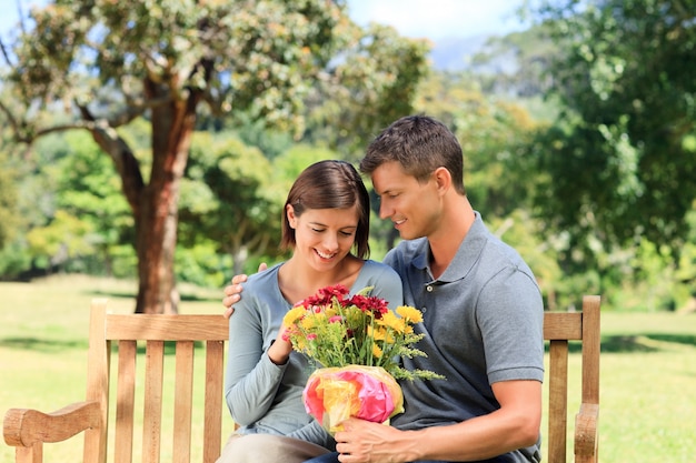 Hombre que ofrece flores a su novia