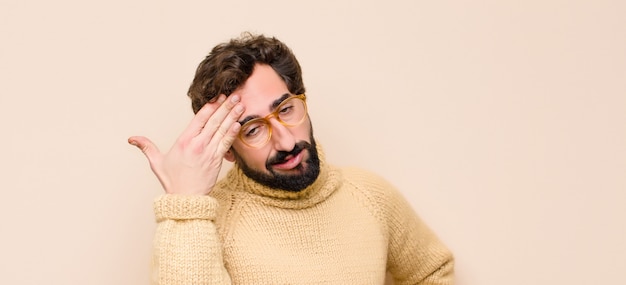 Hombre que parece estresado, cansado y frustrado, secándose el sudor de la frente, sintiéndose desesperado y exhausto