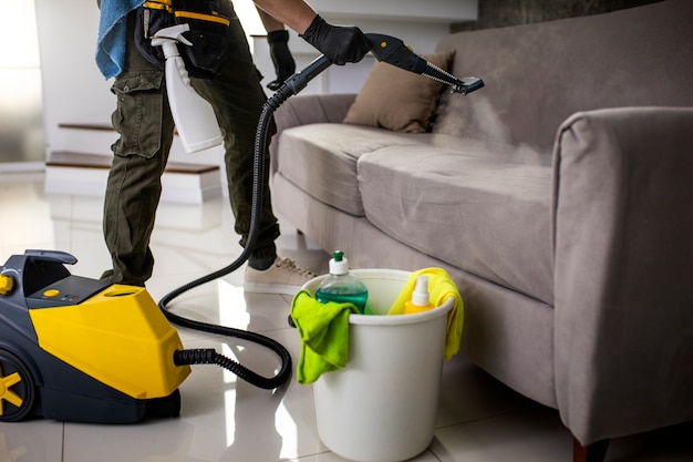 Hombre que realiza un servicio de limpieza profesional en el hogar
