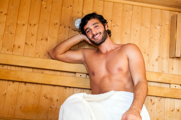 Hombre que se relaja en una sauna