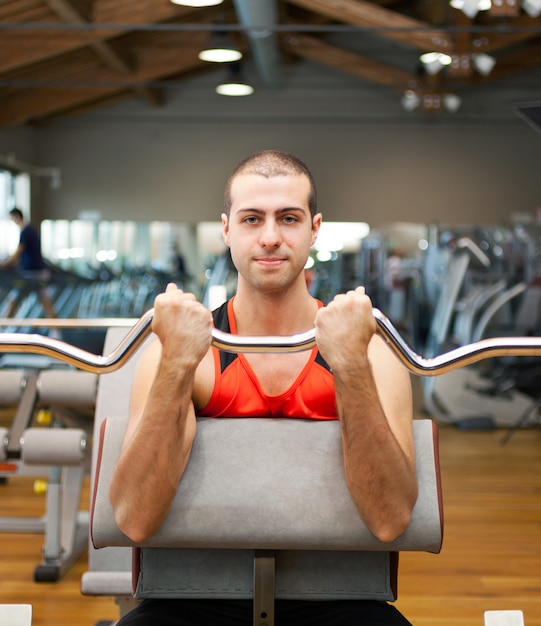 Hombre que se resuelve en un gimnasio