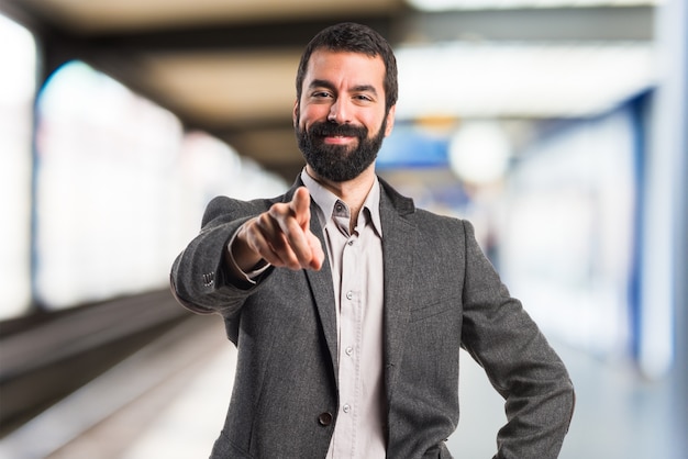 Hombre que señala a la parte delantera en fondo unfocused