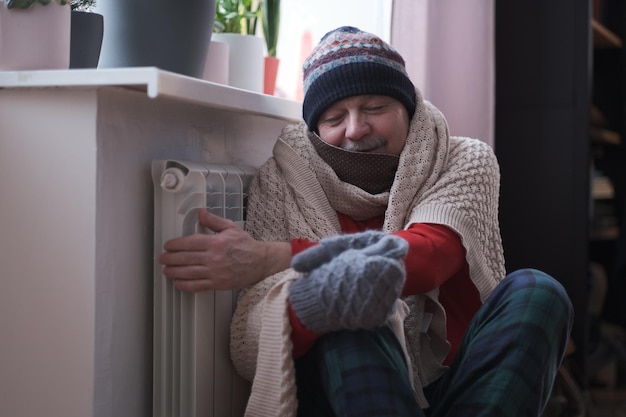 Hombre que siente frío en casa con problemas de calefacción