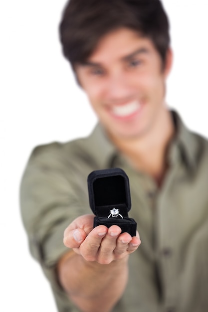 Foto hombre que sostiene un anillo de compromiso
