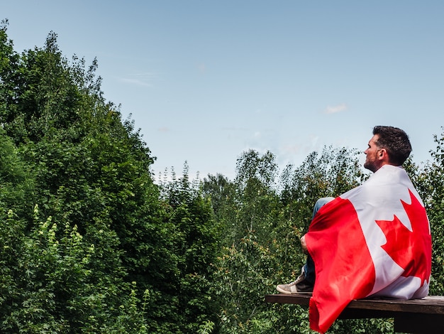 Hombre que sostiene una bandera canadiense. fiesta Nacional