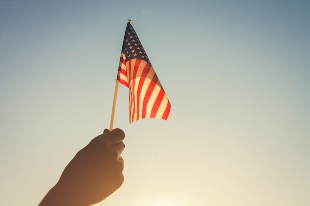 Hombre que sostiene la bandera de Estados Unidos. Celebrando el Día de la Independencia de América