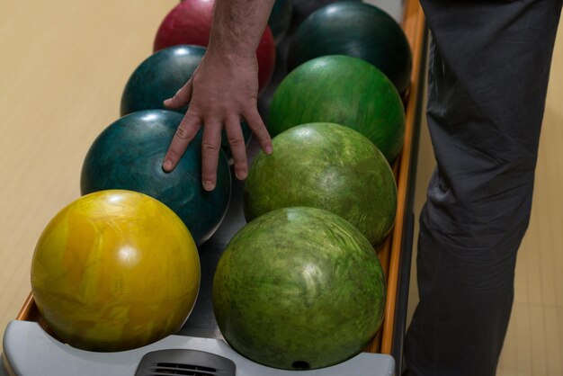 Foto hombre que sostiene una bola de bolos