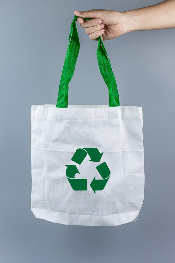 Foto hombre que sostiene el bolso de compras ecológico con espacio de copia de texto. protección del medio ambiente, cero residuos, reutilizable, decir no plástico, concepto del día mundial del medio ambiente y del día de la tierra