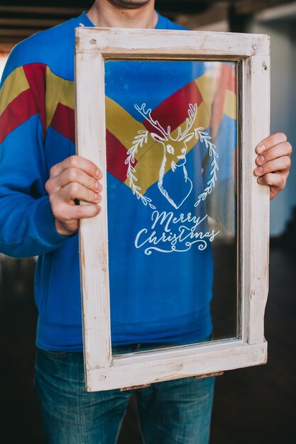 Un hombre que sostiene la caja con el texto Vidrio de Navidad