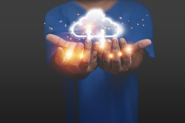Un hombre que sostiene la computación en la nube virtual para transferir la información de la base de datos cargar descargar la aplicación Concepto de transformación empresarial de tecnología Innovación para el futuro