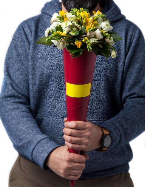 El hombre que sostiene flores en sus manos.