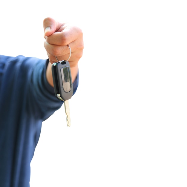 Hombre que sostiene llaves del coche en un fondo blanco.