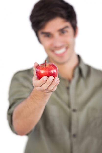 Hombre que sostiene la manzana en su mano