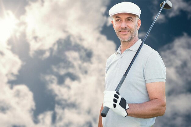 Hombre que sostiene un palo de golf