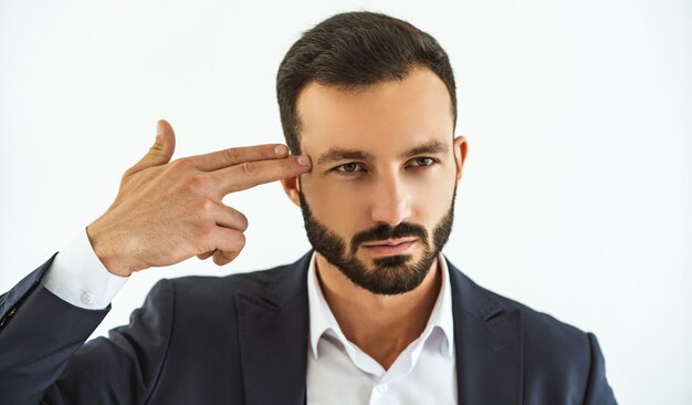 El hombre que sostiene la pistola virtual cerca de su cabeza.