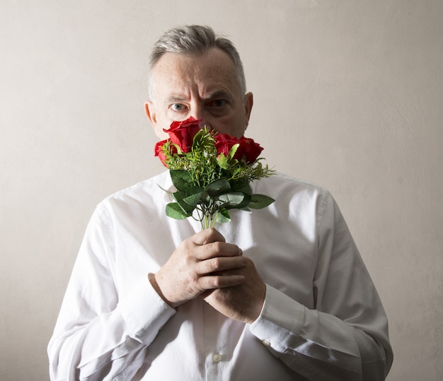 Hombre que sostiene un ramo de flores en su mano