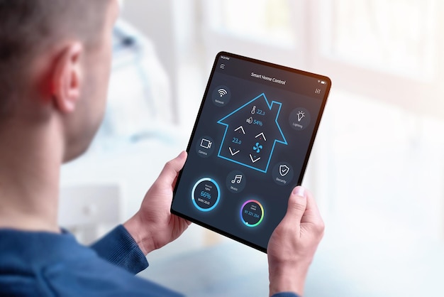 Foto hombre que sostiene una tableta de control inteligente para el hogar con un concepto de aplicación moderno