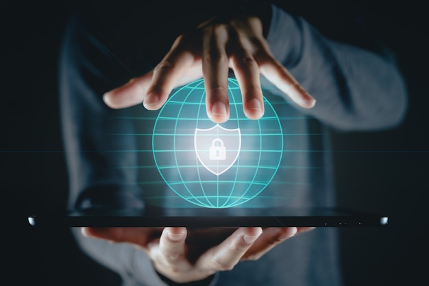 Foto el hombre que sostiene la tableta con el escudo del candado protege el icono de seguridad en la seguridad de la pantalla virtual