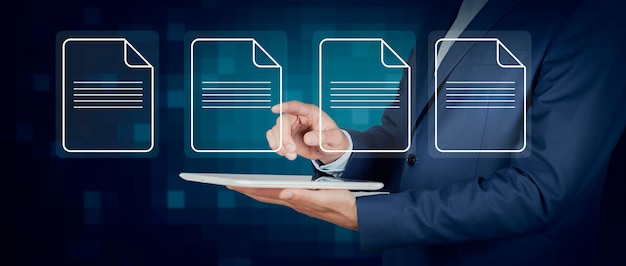 Hombre que sostiene la tableta con el icono de archivo web