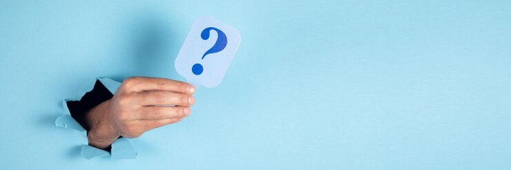 Foto hombre que sostiene la tarjeta de signo de interrogación sobre fondo azul.