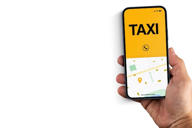 Hombre que sostiene un teléfono inteligente con la aplicación Taxi Service sobre fondo blanco. Proveedor de servicios de movilidad a nivel mundial.