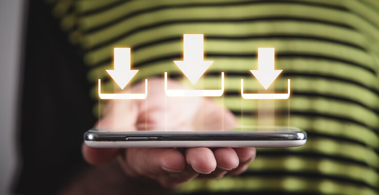 Foto hombre que sostiene el teléfono inteligente con el icono de descarga.