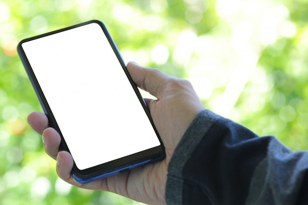 Un hombre que sostiene el teléfono inteligente de pantalla en blanco para gráficos.