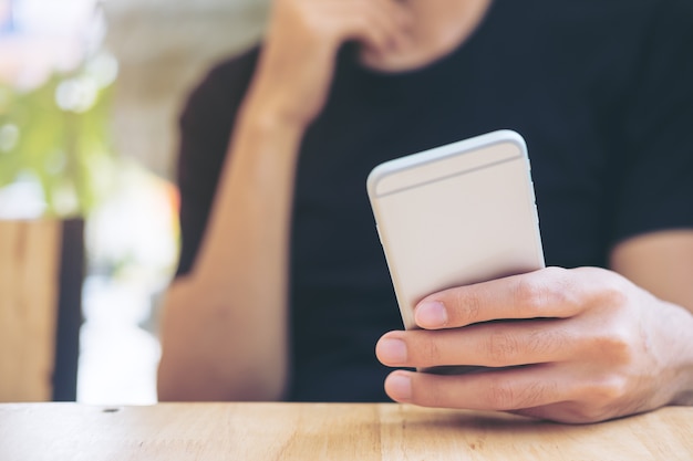 Hombre que sostiene el teléfono inteligente