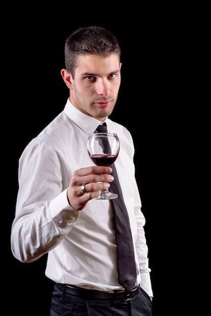 Foto hombre que sostiene un vaso rojo de buen vino