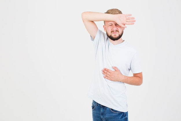 Foto hombre que sufre de dolor de estómago