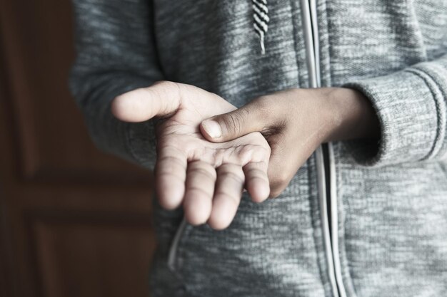 hombre que sufre dolor en la mano de cerca