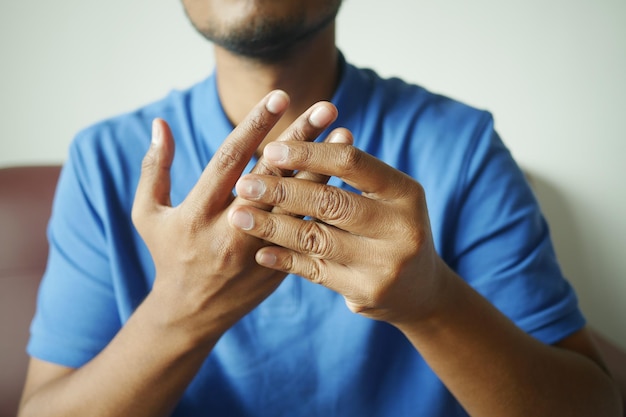 hombre que sufre dolor en la mano de cerca