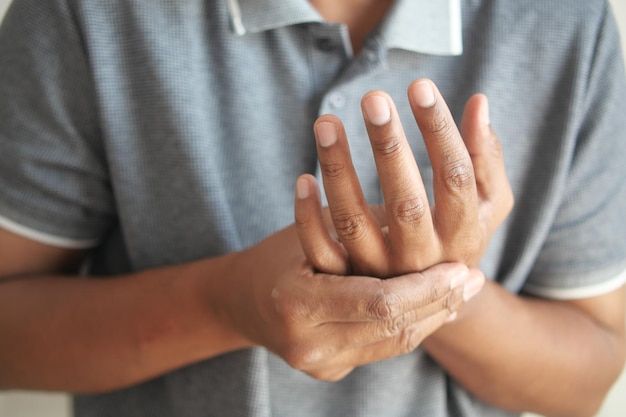 Foto hombre que sufre dolor en la mano de cerca