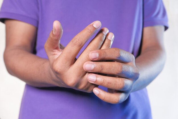 Foto hombre que sufre dolor en la mano de cerca.